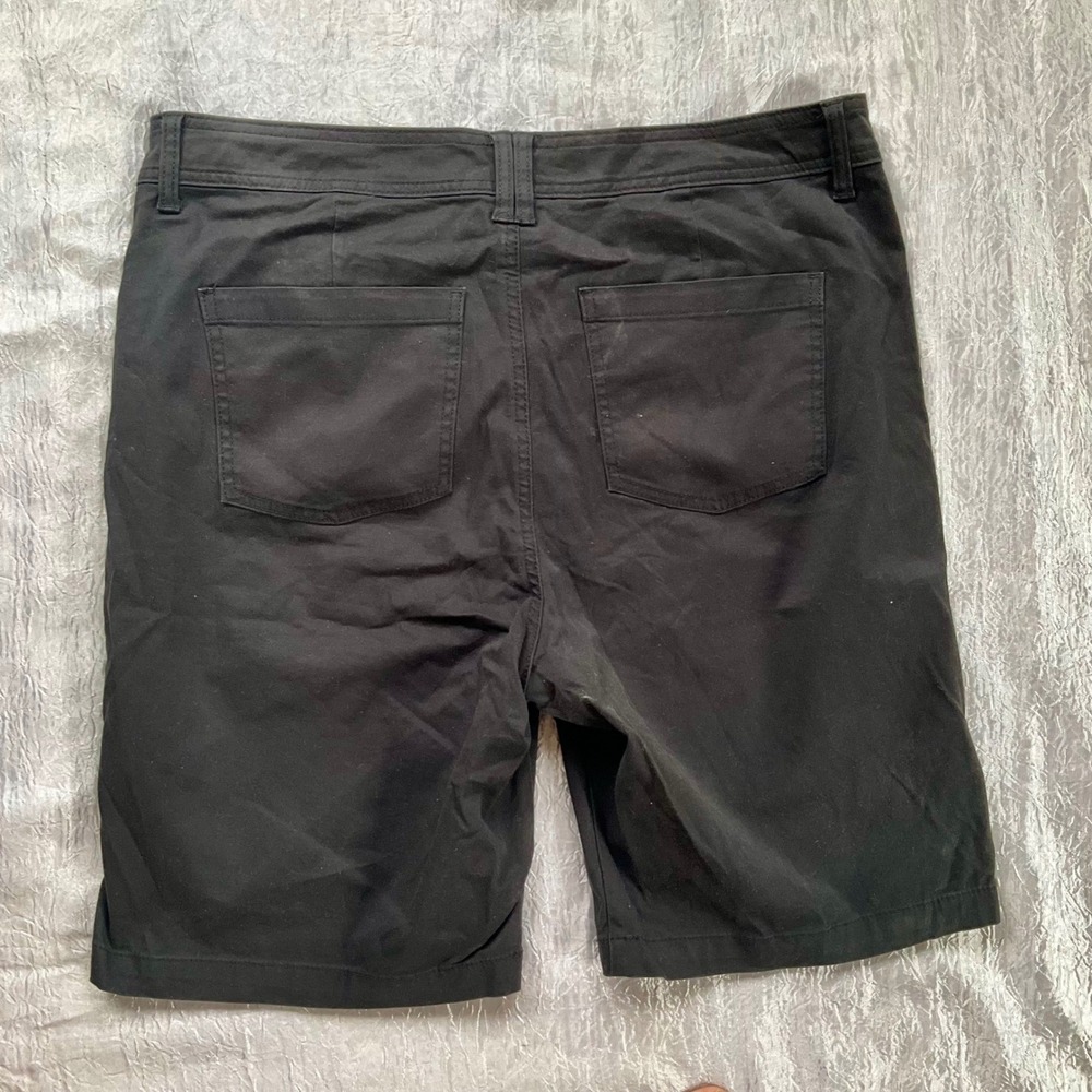 Lee Classic Fit Black Bermuda Shorts 16 M Cotton Stretch‎ Chino Preppy Comfort - Picture 2 of 6
